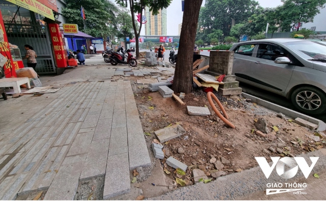 Vỉa hè đường Nguyễn Chí Thanh tan hoang vì đang lát đá thì bỏ dở - Ảnh 3.