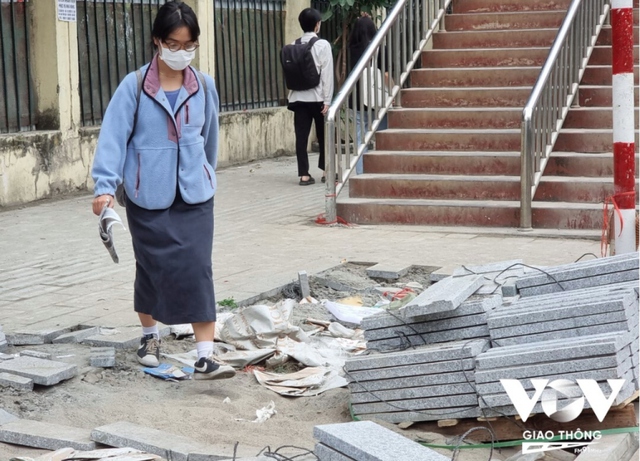 Vỉa hè đường Nguyễn Chí Thanh tan hoang vì đang lát đá thì bỏ dở - Ảnh 2.