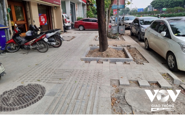 Vỉa hè đường Nguyễn Chí Thanh tan hoang vì đang lát đá thì bỏ dở - Ảnh 1.
