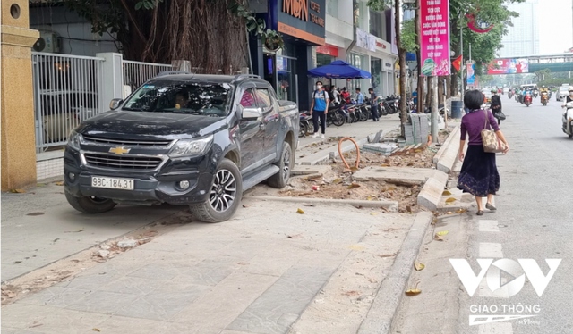 Vỉa hè đường Nguyễn Chí Thanh tan hoang vì đang lát đá thì bỏ dở - Ảnh 12.