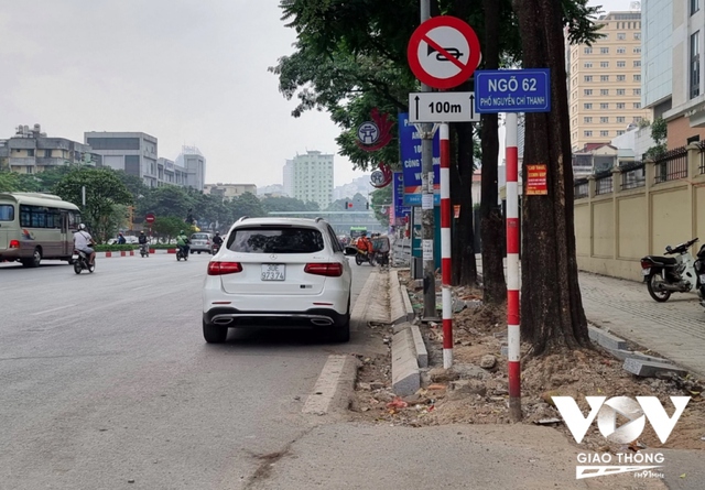 Vỉa hè đường Nguyễn Chí Thanh tan hoang vì đang lát đá thì bỏ dở - Ảnh 10.