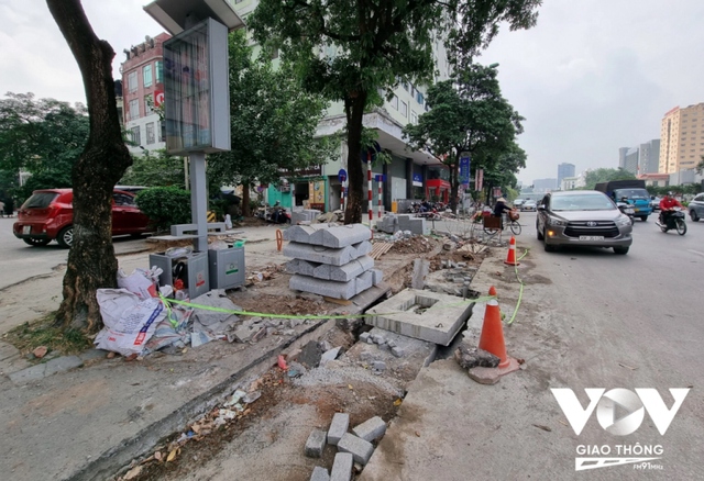 Vỉa hè đường Nguyễn Chí Thanh tan hoang vì đang lát đá thì bỏ dở - Ảnh 9.