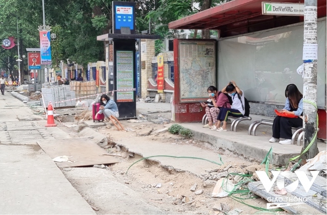 Vỉa hè đường Nguyễn Chí Thanh tan hoang vì đang lát đá thì bỏ dở - Ảnh 6.