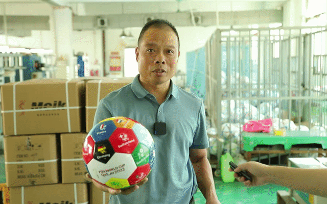 Cách doanh nhân Trung Quốc "hốt bạc" từ World Cup: Chỉ mất 4 giờ để sản xuất 1 quả bóng, có hẳn tuyến vận tải chuyên biệt siêu nhanh đến Qatar, làm vài tháng bằng 2 năm cộng lại
