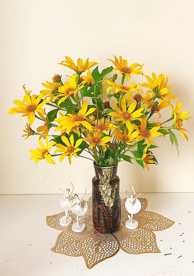 The sisters invited each other to show off the vase of wild sunflowers, simple but strangely beautiful - Photo 20.