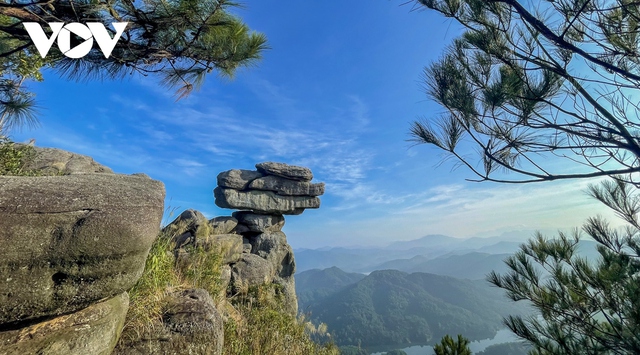 Admire the wonder of stone stack in Quang Ninh - Photo 2.