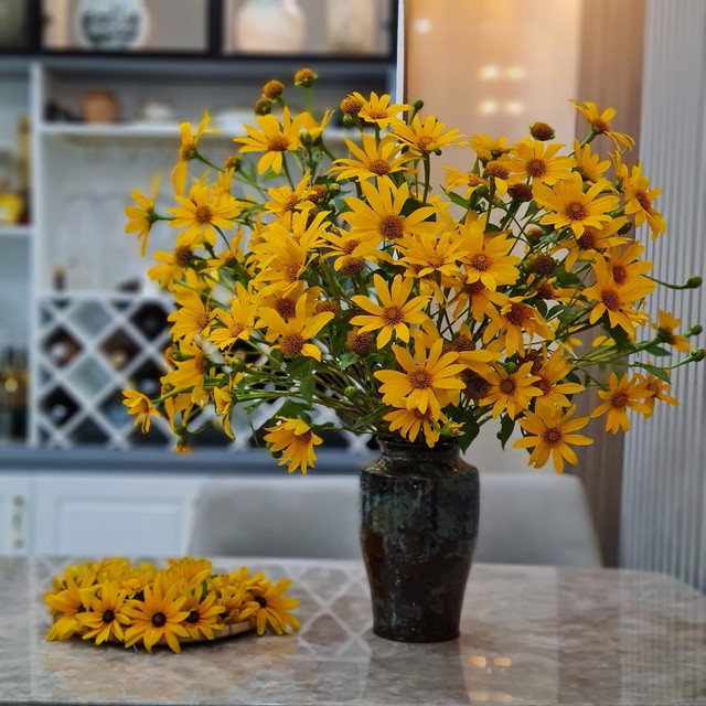 The sisters invited each other to show off the vase of wild sunflowers, simple but strangely beautiful - Photo 8.