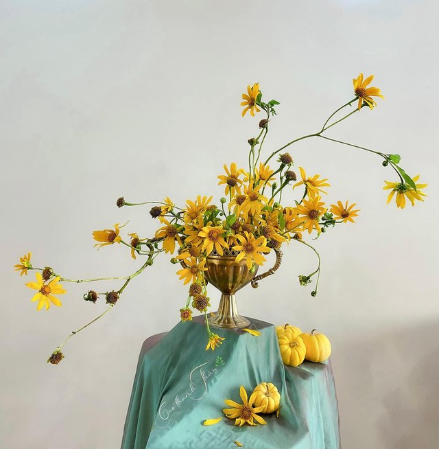 The sisters invited each other to show off the vase of wild sunflowers, simple but strangely beautiful - Photo 7.