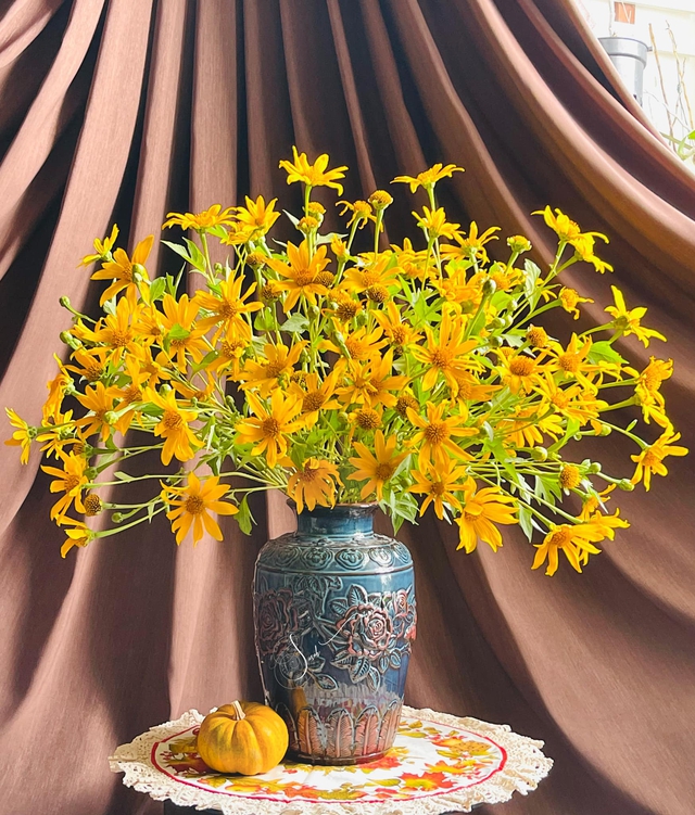 The sisters invited each other to show off the vase of wild sunflowers, simple but strangely beautiful - Photo 6.