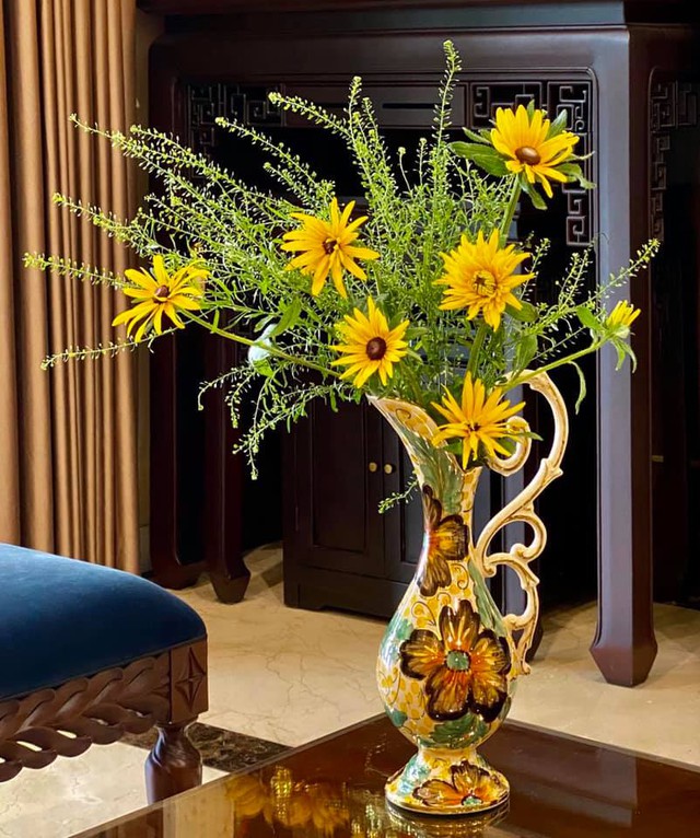 The sisters invited each other to show off the vase of wild sunflowers, simple but strangely beautiful - Photo 19.