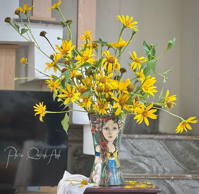 The sisters invited each other to show off the vase of wild sunflowers, simple but strangely beautiful - Photo 18.