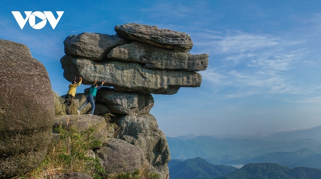 Admire the wonder of stacked rock in Quang Ninh - Photo 9.
