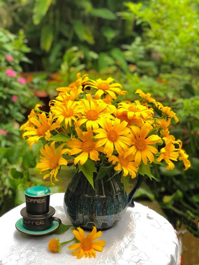 The sisters invited each other to show off the vase of wild sunflowers, simple but strangely beautiful - Photo 17.