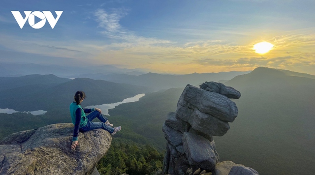 Admire the wonder of stacked rock in Quang Ninh - Photo 6.