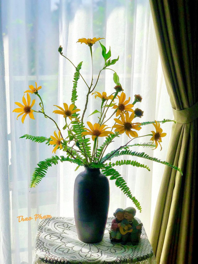 The sisters invited each other to show off the vase of wild sunflowers, simple but strangely beautiful - Photo 14.