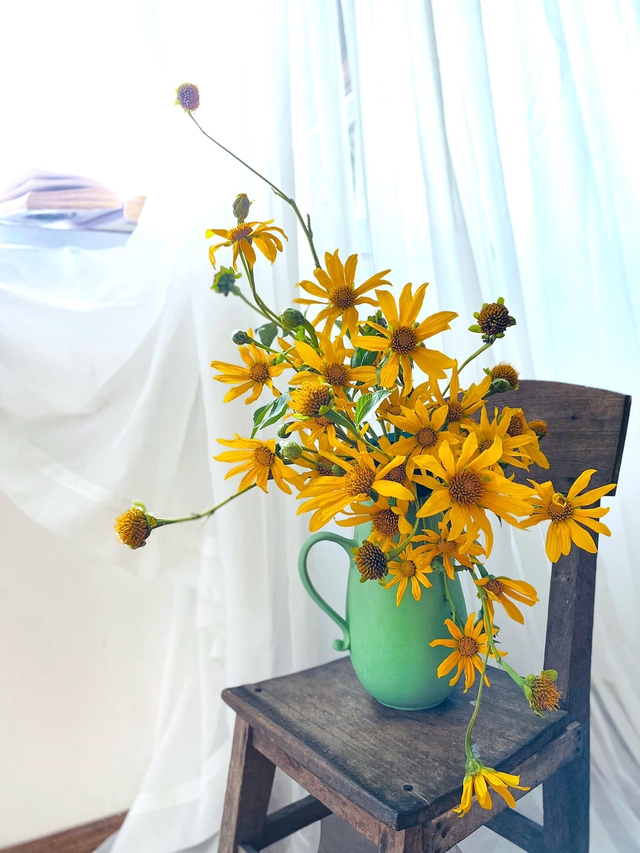 The sisters invited each other to show off the vase of wild sunflowers, simple but strangely beautiful - Photo 13.