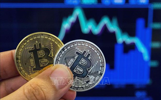 Hình ảnh mô phỏng đồng tiền điện tử Bitcoin tại cửa hàng giao dịch ở Tel Aviv, Israel. Ảnh: AFP/TTXVN