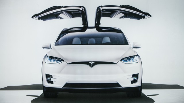 Chuyện hy hữu: Chủ xe Tesla phải ‘đền’ nhà sản xuất 1.400 USD vì gọi chiếc Model X là ‘món đồ chơi tự sát’ - Ảnh 1.
