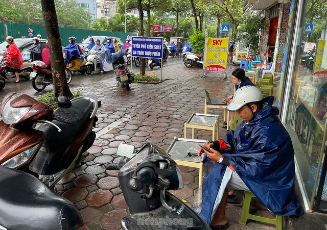 Gió mùa tràn về Hà Nội, biển người nhích từng bước giữa cơn mưa lúc sáng sớm - Ảnh 11.