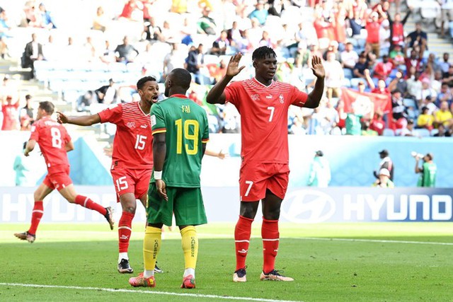 Vì sao tiền đạo Thụy Sĩ không ăn mừng sau khi sút tung lưới Cameroon? - Ảnh 1.
