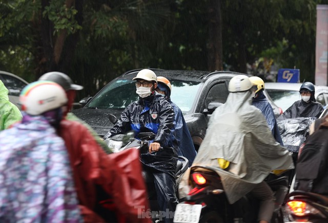 Gió mùa tràn về Hà Nội, biển người nhích từng bước giữa cơn mưa lúc sáng sớm - Ảnh 1.