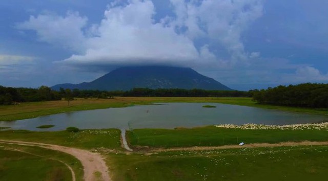 Đám mây ảo diệu xuất hiện trên đỉnh núi Bà Đen (Tây Ninh) khiến dân tình không ngừng xôn xao - Ảnh 4.