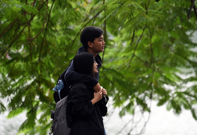 Monsoon comes, Hanoi people enjoy enjoying the chilly air with light rain - Photo 8.