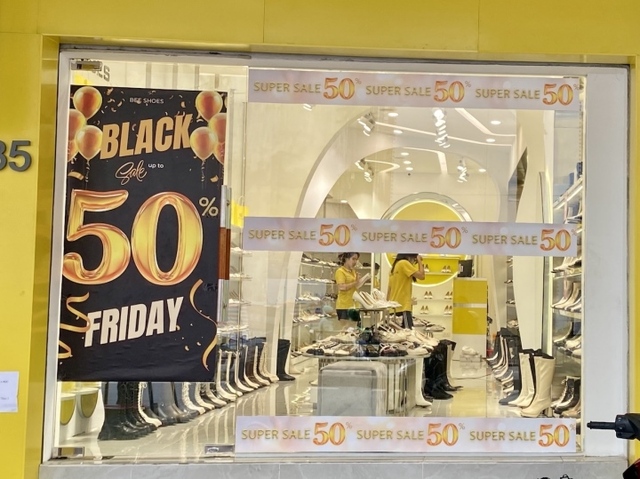 Black Friday: Thời trang giảm giá sập sàn tới 80%, khách vẫn thờ ơ - Ảnh 6.