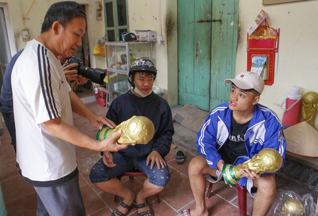  Ảnh: Ngắm những chiếc cúp vàng World Cup made in Việt Nam của nghệ nhân Bát Tràng - Ảnh 7.