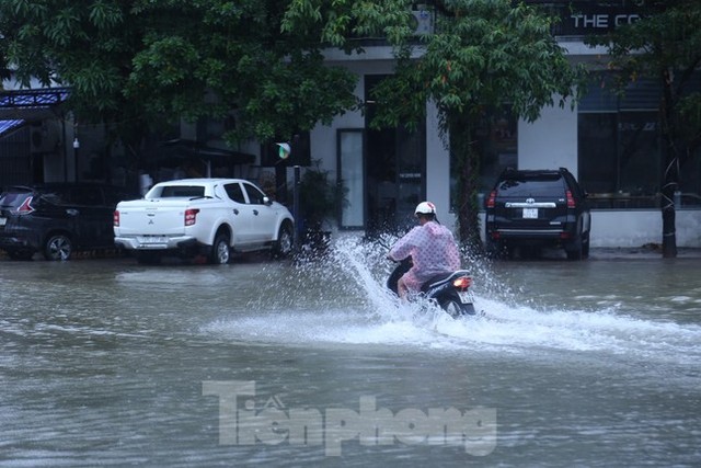 Mưa lớn gây ngập sâu, ô tô chết máy la liệt ở thành Vinh - Ảnh 3.