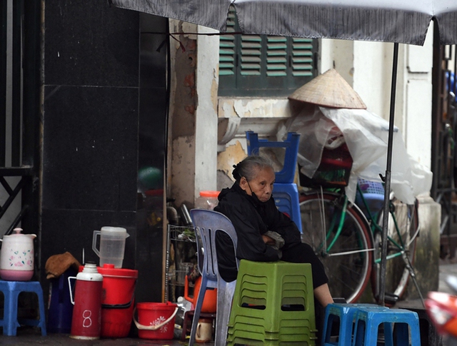 Monsoon comes, Hanoi people enjoy the cold air with light rain - Photo 4.