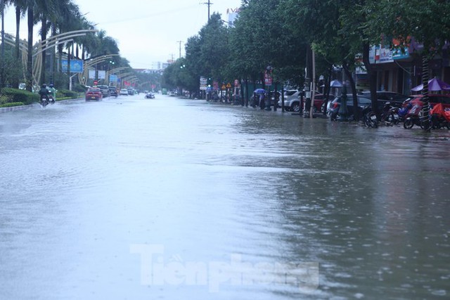 Mưa lớn gây ngập sâu, ô tô chết máy la liệt ở thành Vinh - Ảnh 1.