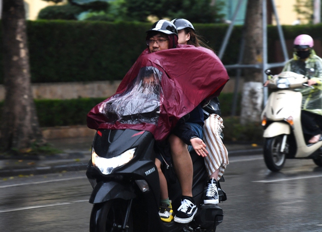 Monsoon comes, Hanoi people enjoy enjoying the chilly air with light rain - Photo 3.