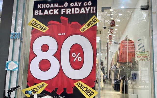 Black Friday: Thời trang giảm giá 'sập sàn' tới 80%, khách vẫn thờ ơ