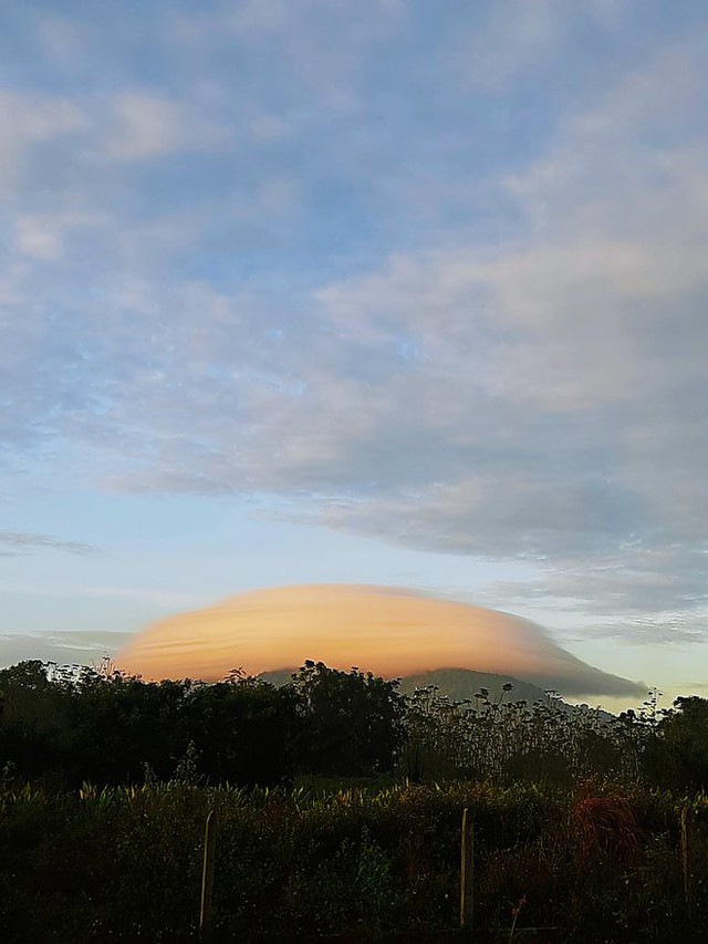 Sau núi Bà Đen ở Tây Ninh, lại đến núi Chứa Chan (Đồng Nai) xuất hiện đám mây lạ khiến dân tình xôn xao - Ảnh 16.