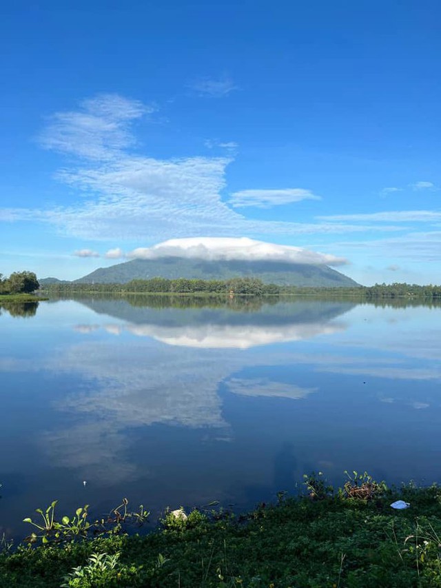 After Ba Den mountain in Tay Ninh, again to Chua Chan mountain (Dong Nai) appeared a strange cloud that made people stir - Photo 7.