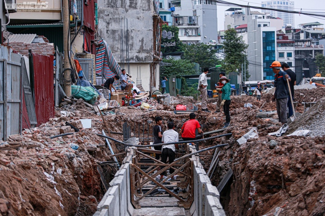 Hà Nội: 4 năm mới xong GPMB, dự án đường Huỳnh Thúc Kháng gấp rút thi công - Ảnh 1.