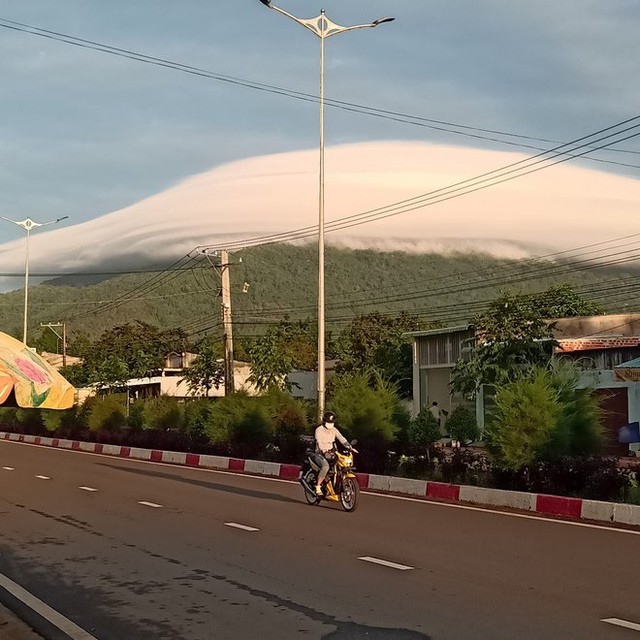 After Ba Den mountain in Tay Ninh, Chua Chan mountain (Dong Nai) appeared a strange cloud that made people stir - Photo 6.