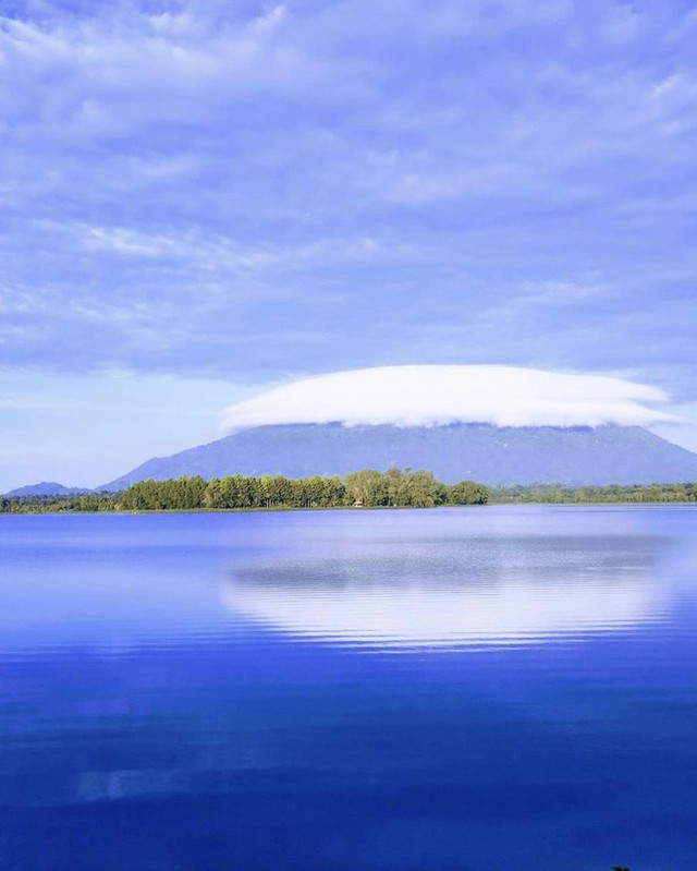 After Ba Den Mountain in Tay Ninh, Chua Chan Mountain (Dong Nai) appeared a strange cloud that made people stir - Photo 5.