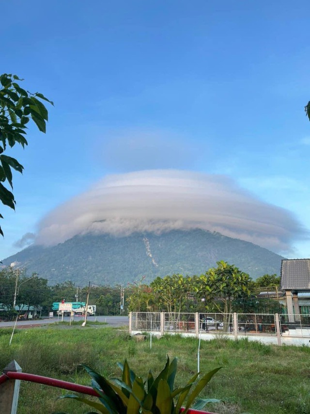 After Ba Den mountain in Tay Ninh, again to Chua Chan mountain (Dong Nai) appeared a strange cloud that made people stir - Photo 2.