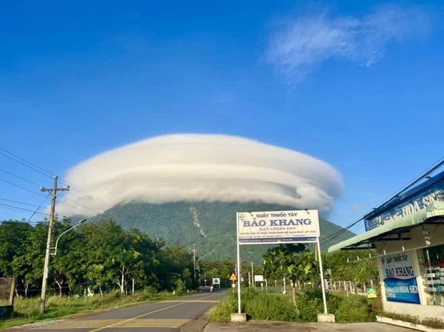 Sau núi Bà Đen ở Tây Ninh, lại đến núi Chứa Chan (Đồng Nai) xuất hiện đám mây lạ khiến dân tình xôn xao - Ảnh 1.