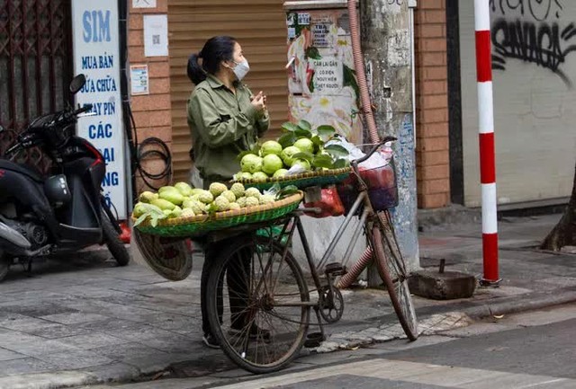 Hà Nội sáng nay: Người dân co ro trong đợt không khí lạnh đầu tiên của mùa đông - Ảnh 8.