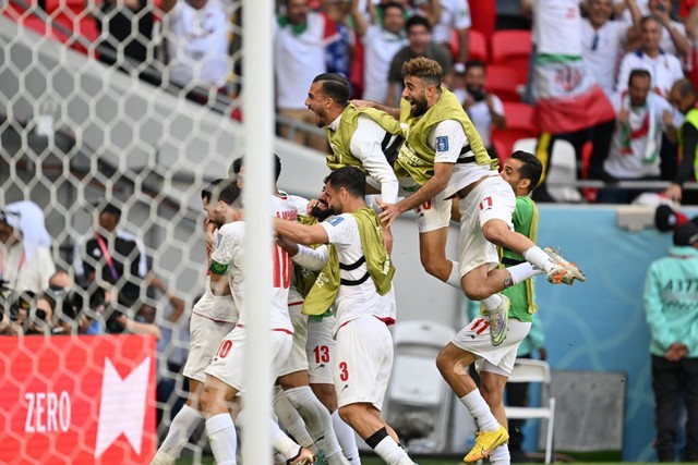 Tuyển Iran nổ tung cảm xúc sau chiến thắng nghẹt thở ở World Cup 2022 - Ảnh 6.