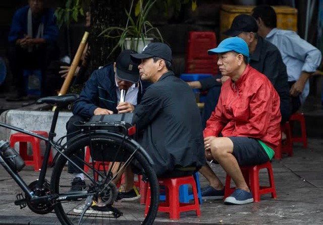 Hà Nội sáng nay: Người dân co ro trong đợt không khí lạnh đầu tiên của mùa đông - Ảnh 5.