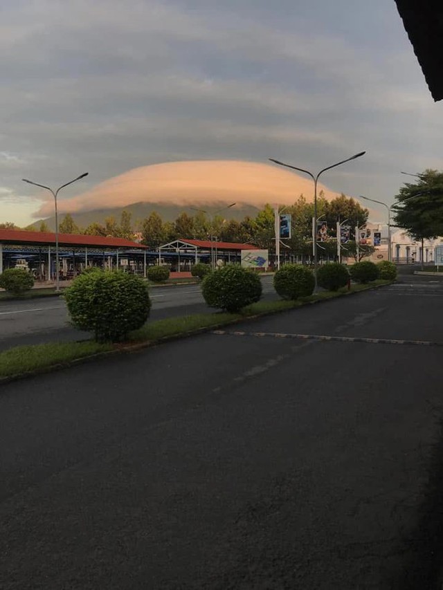 After Ba Den Mountain in Tay Ninh, Chua Chan Mountain (Dong Nai) appeared a strange cloud that made people stir - Photo 9.