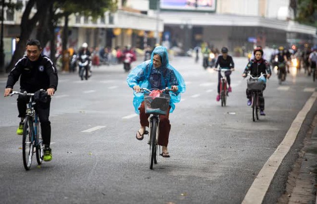 Hà Nội sáng nay: Người dân co ro trong đợt không khí lạnh đầu tiên của mùa đông - Ảnh 3.