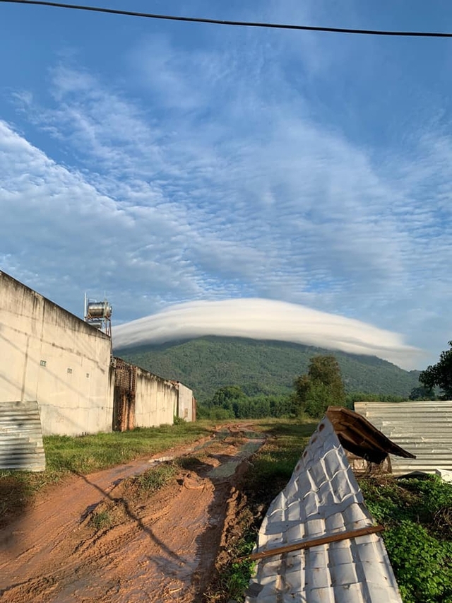Sau núi Bà Đen ở Tây Ninh, lại đến núi Chứa Chan (Đồng Nai) xuất hiện đám mây lạ khiến dân tình xôn xao - Ảnh 8.