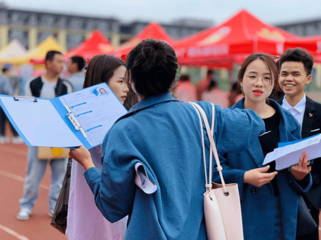 Sinh viên đại học bỏ việc văn phòng đi làm dọn dẹp, tậu nhà và xe chỉ sau 2 năm: Khi học cách cúi đầu, cơ hội sẽ ở ngay trước mắt bạn - Ảnh 4.