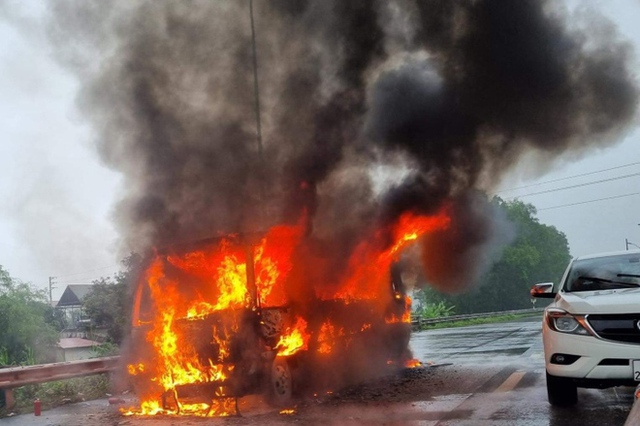  Xe khách bốc cháy dữ dội trên cao tốc Pháp Vân - Cầu Giẽ  - Ảnh 1.
