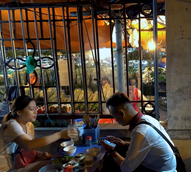 Khám phá 2 khu chợ đẹp nhất về đêm của Hà Nội thì thưởng thức những món gì? - Ảnh 14.